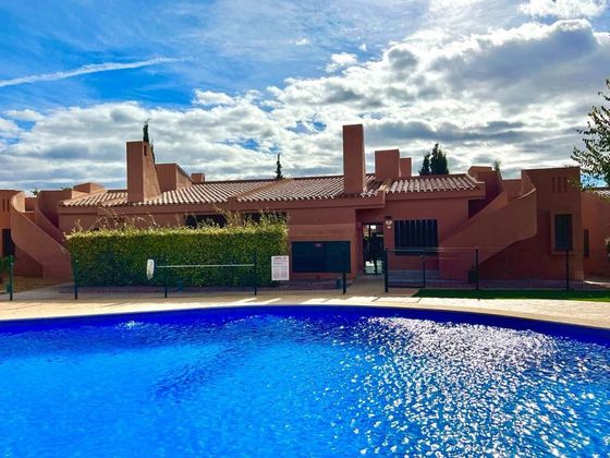 Foto 2 de Casa adossada en venda a calle De la Peña de 2 habitacions amb terrassa i piscina