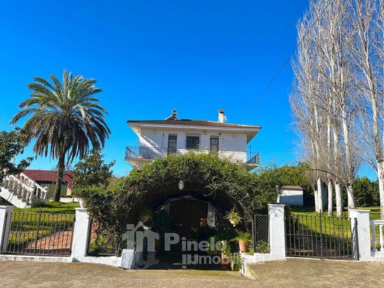 Foto 1 de Casa adossada en venda a Castilblanco de los Arroyos de 6 habitacions amb terrassa i piscina