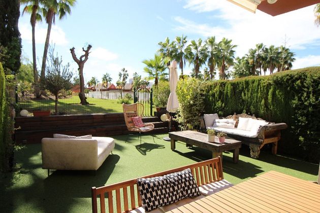 Foto 1 de Casa adossada en venda a calle Montebiarritz de 4 habitacions amb terrassa i piscina