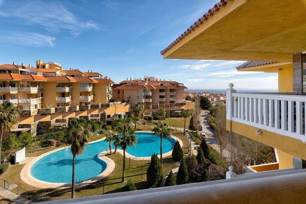 Foto 1 de Piso en venta en Benalmádena de 2 habitaciones con terraza y piscina