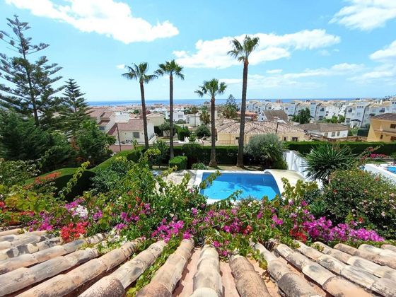 Foto 1 de Chalet en venta en San Luis de Sabinillas de 4 habitaciones con terraza y piscina