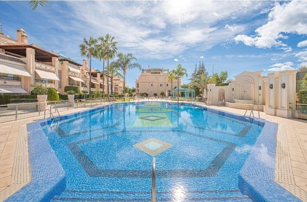 Foto 2 de Pis en lloguer a Nueva Andalucía centro de 4 habitacions amb terrassa i piscina