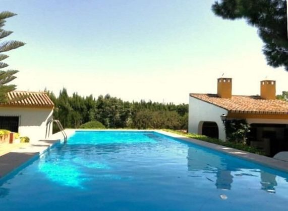 Foto 1 de Venta de chalet en Sanlúcar la Mayor de 4 habitaciones con piscina y jardín