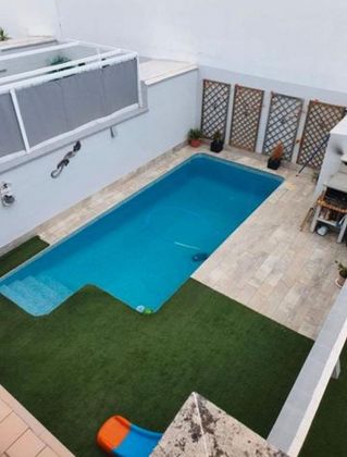 Foto 2 de Casa adossada en venda a Bollullos de la Mitación de 5 habitacions amb terrassa i piscina