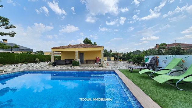 Foto 1 de Venta de chalet en Monserrat de 3 habitaciones con terraza y piscina