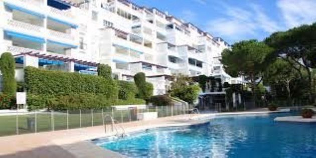 Foto 2 de Alquiler de piso en avenida Playas del Duque de 2 habitaciones con terraza y piscina