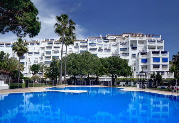 Foto 1 de Alquiler de piso en avenida Playas del Duque de 2 habitaciones con terraza y piscina