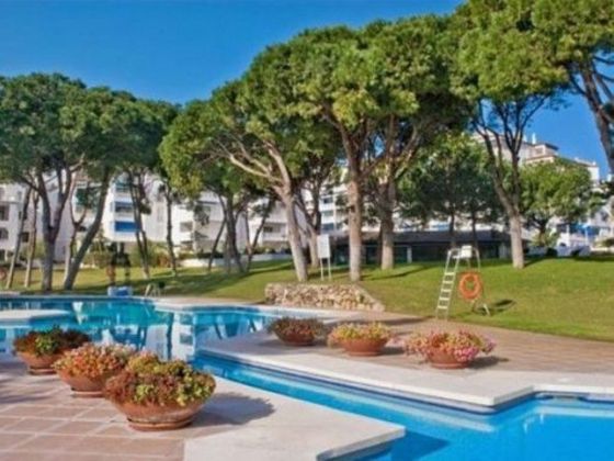 Foto 1 de Pis en lloguer a avenida Playas del Duque de 3 habitacions amb terrassa i piscina