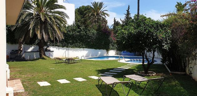 Foto 1 de Chalet en alquiler en Nueva Andalucía centro de 5 habitaciones con terraza y piscina