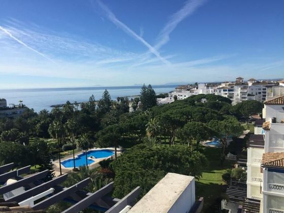 Foto 1 de Alquiler de ático en avenida Playas del Duque de 3 habitaciones con terraza y piscina