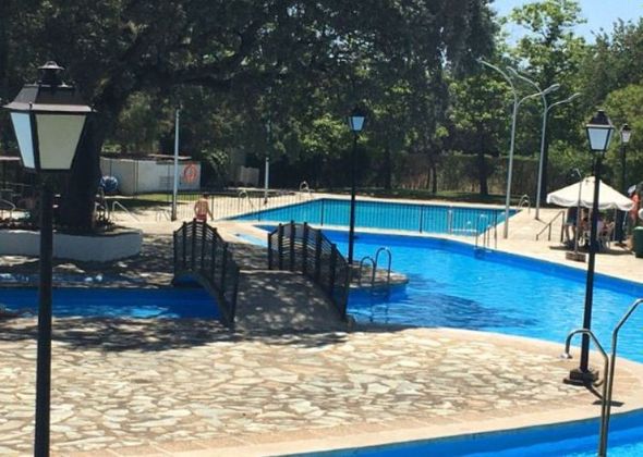 Foto 1 de Chalet en venta en urbanización Rosaleda de la Plata de 3 habitaciones con terraza y piscina