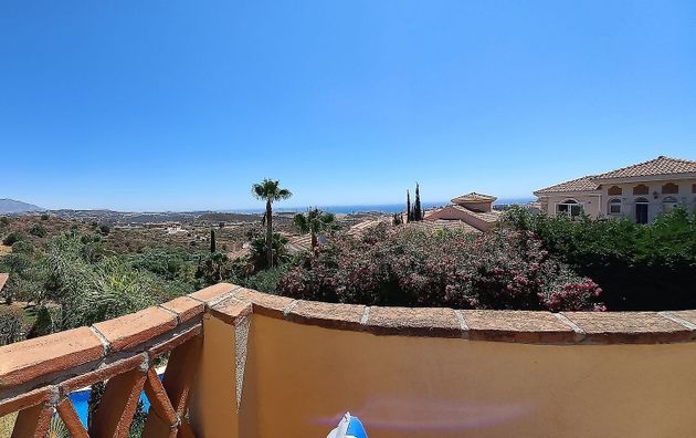 Foto 2 de Venta de chalet en Calahonda de 4 habitaciones con terraza y piscina