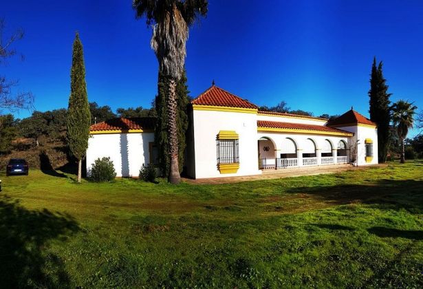 Foto 1 de Venta de casa rural en Higuera de la Sierra de 5 habitaciones con terraza y piscina