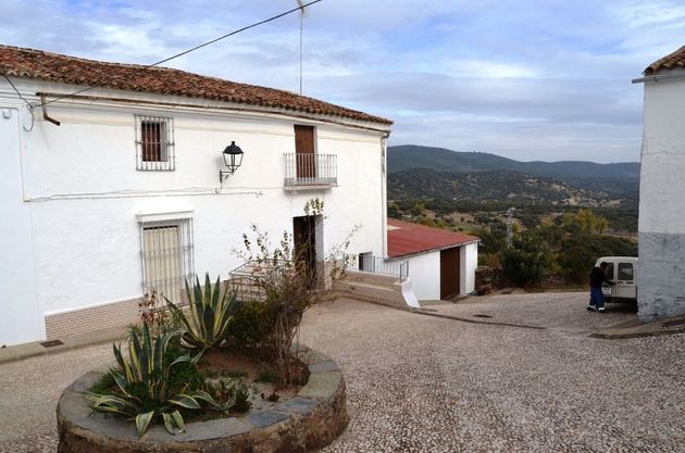Foto 1 de Casa en venda a Hinojales de 4 habitacions amb terrassa i jardí