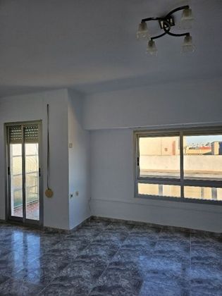 Foto 1 de Venta de piso en calle Buenos Aires de 3 habitaciones con balcón