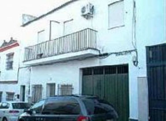 Foto 2 de Casa adossada en venda a Sanlúcar la Mayor de 4 habitacions i 296 m²