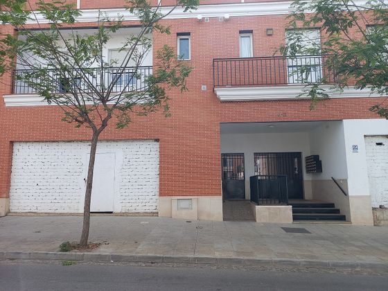 Foto 1 de Venta de local en calle Rodrigo de Triana con piscina y ascensor
