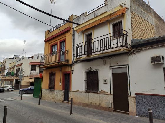 Foto 2 de Casa adossada en venda a Coria del Río de 3 habitacions amb terrassa i balcó