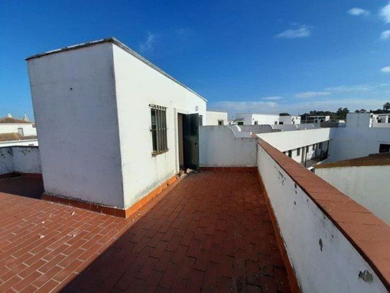 Foto 1 de Venta de dúplex en Sanlúcar la Mayor de 1 habitación con terraza y piscina