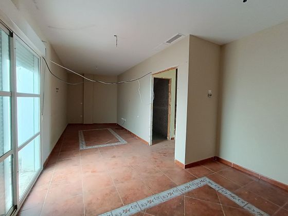 Foto 1 de Casa en venda a Alcalá del Río de 4 habitacions amb terrassa