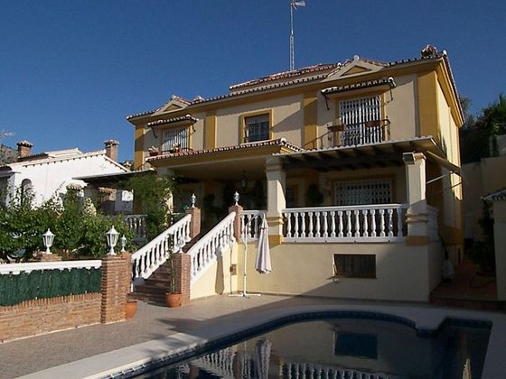 Foto 1 de Chalet en venta en Centro - Alhaurín de la Torre de 5 habitaciones con terraza y piscina