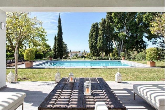 Foto 2 de Casa adossada en venda a calle Bobadilla de 6 habitacions amb piscina i jardí