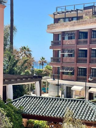 Foto 1 de Piso en alquiler en calle Mistral Beach Marbella de 3 habitaciones con terraza y piscina