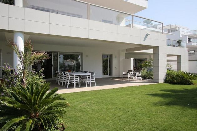 Foto 1 de Alquiler de piso en calle Fg+W Marbella Spain de 2 habitaciones con terraza y piscina