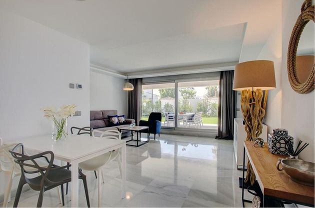 Foto 2 de Alquiler de piso en calle Fg+W Marbella Spain de 2 habitaciones con terraza y piscina