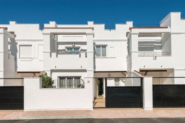 Foto 1 de Casa adossada en lloguer a calle Manzana de 3 habitacions amb terrassa i piscina