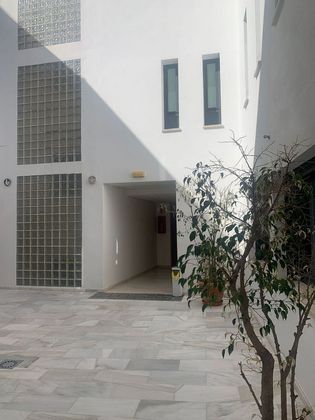 Foto 2 de Alquiler de oficina en avenida Condes de San Isidro con aire acondicionado