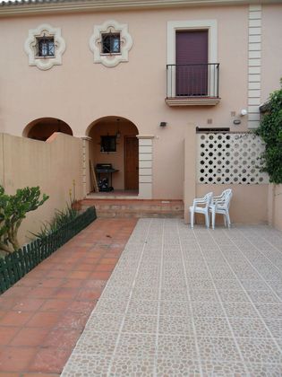 Foto 1 de Venta de casa en La Línea de la Concepción ciudad de 3 habitaciones con terraza y piscina