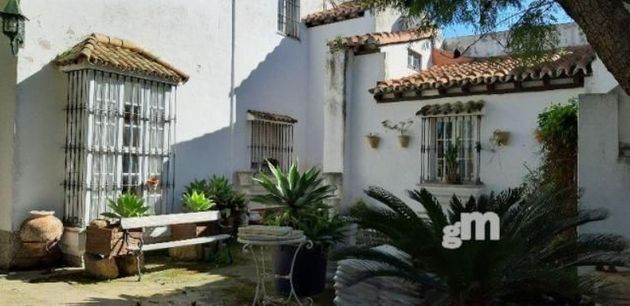 Foto 2 de Casa en venda a V Centenario-Piletas-Capuchinos de 8 habitacions amb piscina i garatge