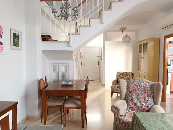 Foto 1 de Casa adossada en venda a Nervión de 4 habitacions amb terrassa i balcó