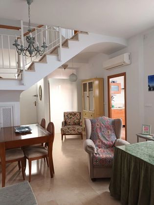 Foto 2 de Casa adossada en venda a Nervión de 4 habitacions amb terrassa i balcó