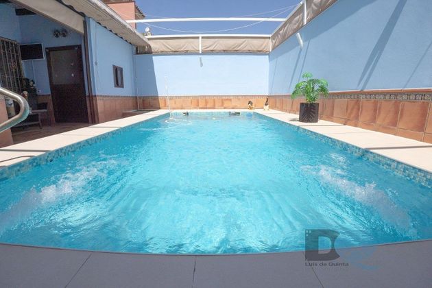 Foto 1 de Venta de casa en Utrera de 4 habitaciones con piscina