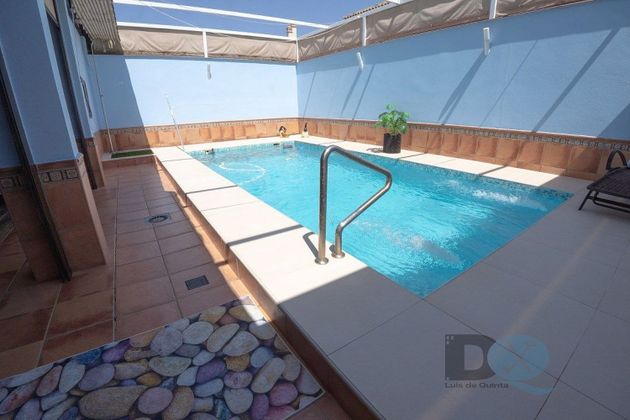 Foto 2 de Venta de casa en Utrera de 4 habitaciones con piscina