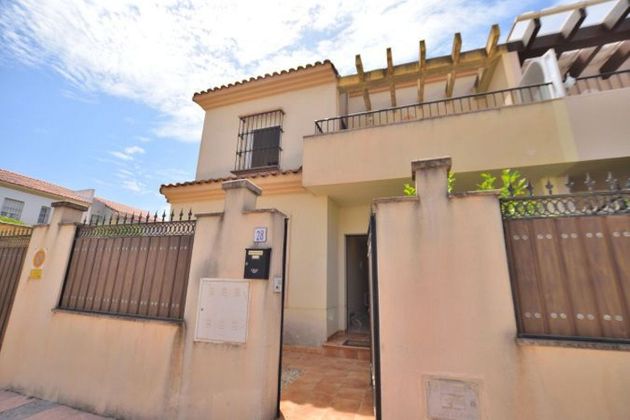 Foto 2 de Casa en venda a calle Escritora Gloria Fuertes de 4 habitacions amb terrassa i piscina