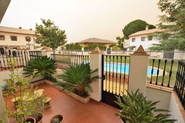 Foto 1 de Casa adossada en venda a plaza Prado Viejo de 4 habitacions amb terrassa i piscina