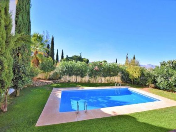 Foto 1 de Casa adossada en venda a urbanización Los Arroyos de 3 habitacions amb terrassa i piscina