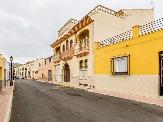 Foto 2 de Casa adossada en venda a calle Duero de 5 habitacions amb garatge