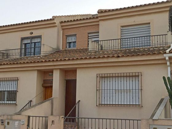 Foto 2 de Casa adosada en venta en calle Rio Segura de 4 habitaciones con terraza y garaje