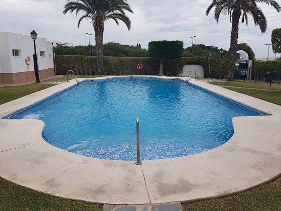 Foto 2 de Pis en venda a calle Clara Campoamor de 2 habitacions amb terrassa i piscina