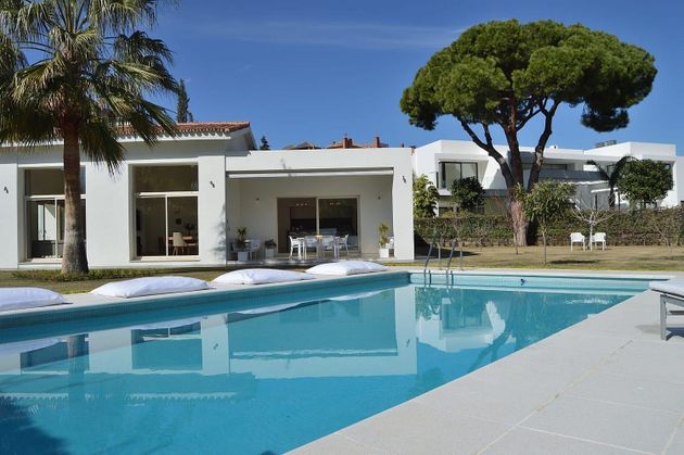 Foto 1 de Xalet en lloguer a Paraíso - Atalaya- Benamara de 3 habitacions amb terrassa i piscina