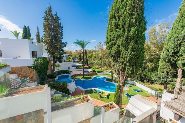 Foto 1 de Dúplex en venda a calle Sierra Bermeja de 4 habitacions amb terrassa i piscina