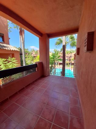 Foto 2 de Pis en venda a Los Naranjos - Las Brisas de 3 habitacions amb terrassa i piscina
