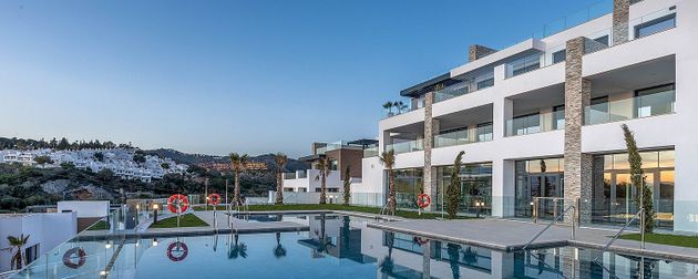 Foto 2 de Alquiler de dúplex en Cabo Pino - Reserva de Marbella de 3 habitaciones con terraza y piscina