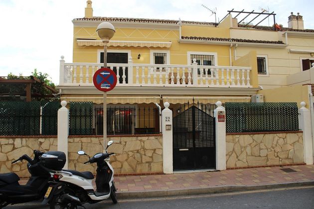 Foto 1 de Casa adossada en venda a Los Boliches de 11 habitacions amb terrassa i jardí