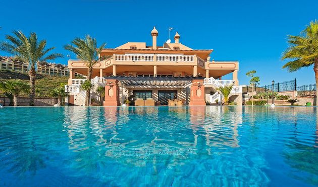 Foto 1 de Chalet en venta en El Faro de Calaburra - Chaparral de 7 habitaciones con terraza y piscina