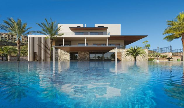 Foto 2 de Xalet en venda a El Faro de Calaburra - Chaparral de 7 habitacions amb terrassa i piscina